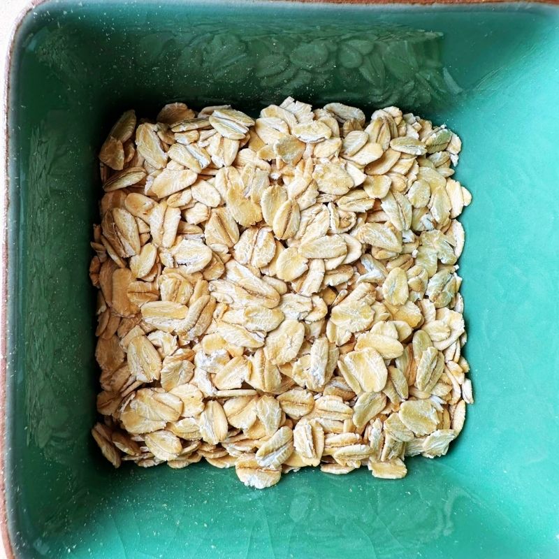 Organic Wholegrain Rolled Oats - 1kg in a green bowl