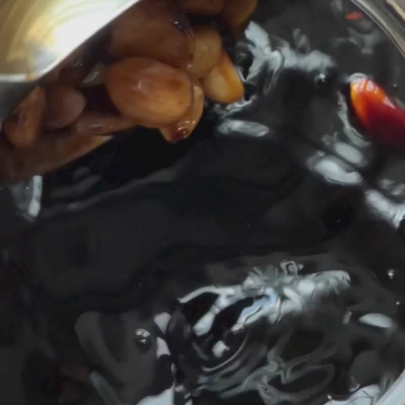 Load video: Japanese Pickled Garlic - 220g Video Closeup