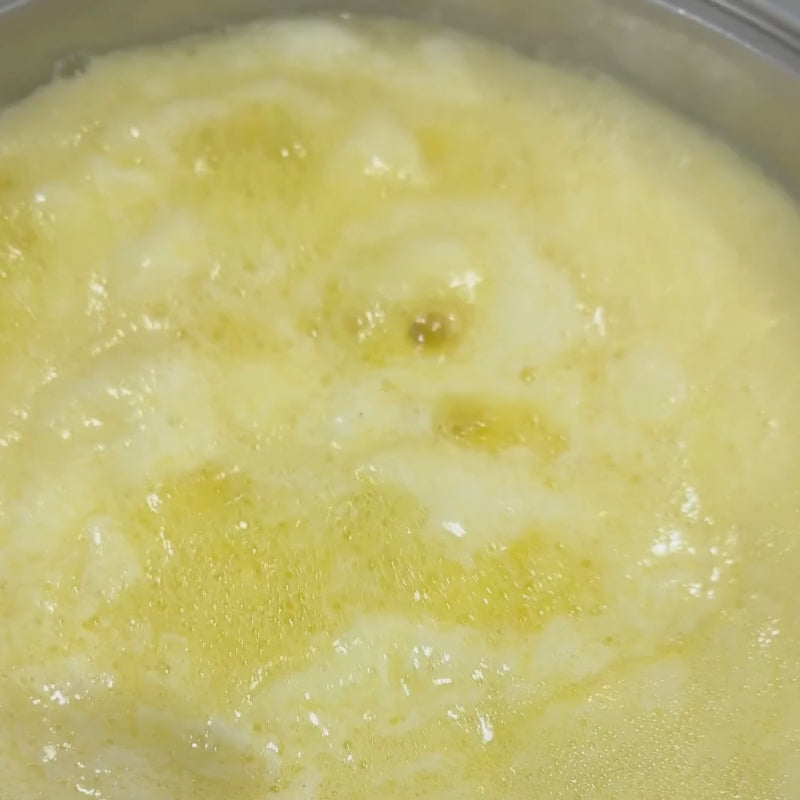 Load video: Video of Butter Melting for Organic Ghee from Grass-fed Cow&#39;s Milk - 380g